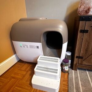 PetSafe Gray and White Litter Box with Steps
